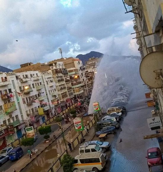 انفجار أنبوب ضخ المياه الرئيسي بالمعلا في عدن