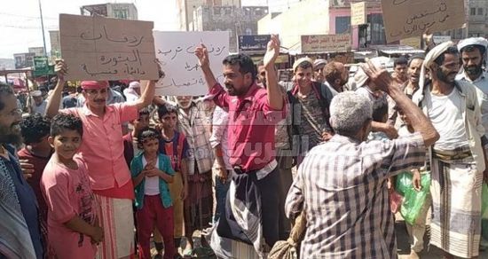 سكان ردفان يواجهون انقطاع الكهرباء بالاحتجاجات