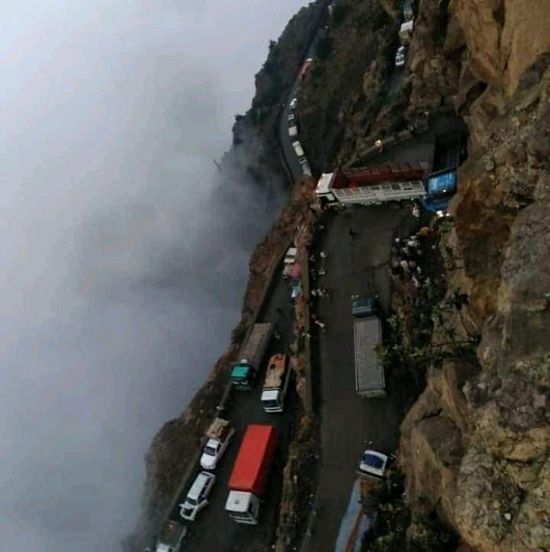 انهيارات صخرية تقطع طريق "عدن – تعز"