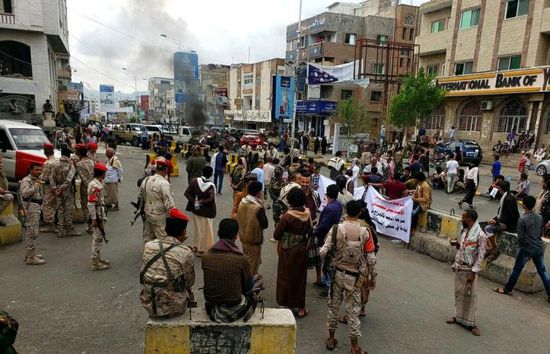 وقفة إخوانية مسلحة لإطلاق سراح قتلة مرافقي محافظ تعز