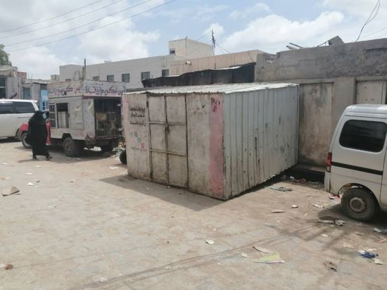 عودة البسطات العشوائية لمحيط مستشفى ردفان