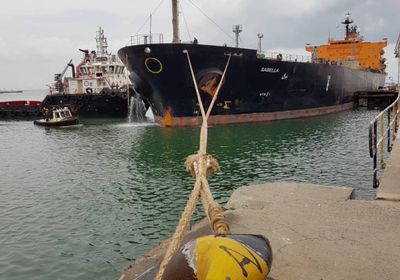 "سابيلا" ترسو في ميناء الزيت بشحنة ديزل (صور)