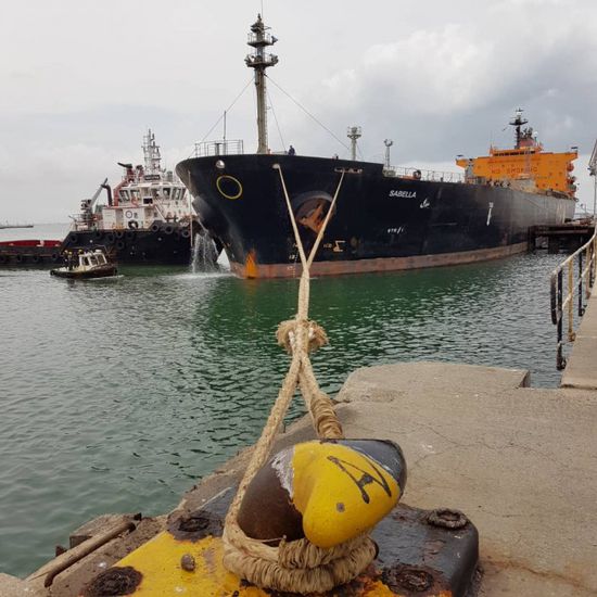 "سابيلا" ترسو في ميناء الزيت بشحنة ديزل (صور)