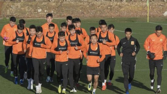 فريق ووهان الصيني يعود إلى بلاده بعد غياب 104 أيام