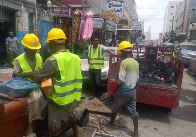 تواصل أعمال الصيانة لشبكة الصرف بالشيخ عثمان (صور)
