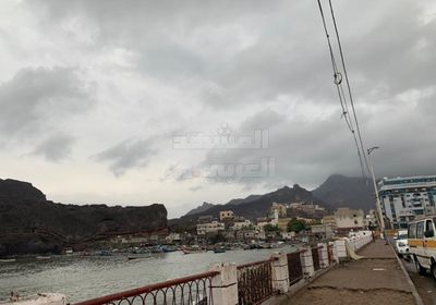 هطول أمطار متوسطة على العاصمة عدن (صور)