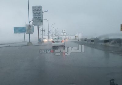 شبورة مائية وأمطار تحاصر عدن
