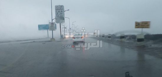شبورة مائية وأمطار تحاصر عدن