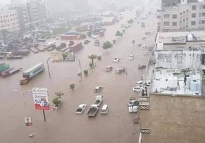 الزُبيدي يأمر بفتح الطرق وإنقاذ العالقين في السيول
