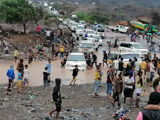 السيول تقطع طريق "الحبيلين &ndash; يافع" (صور)