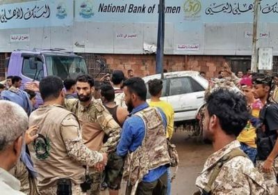 القوات الجنوبية تتدخل لإنقاذ العالقين في السيول (صور)