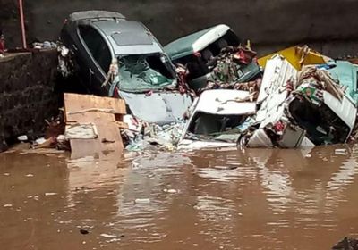 السيول تحاصر الأهالي وتطمر السيارات وتضرب المرافق