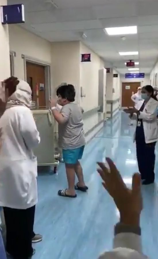 شاهد..شفاء أصغر مصاب بـ"كورونا" في الإمارات