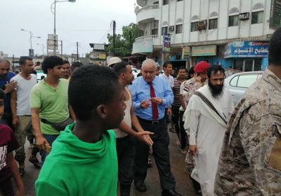 الوالي يوجه بإغاثة الأسر المتضررة من السيول بالعاصمة (صور)