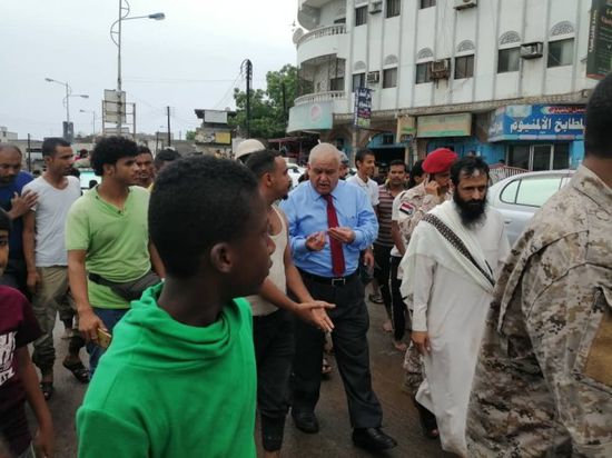 الوالي يوجه بإغاثة الأسر المتضررة من السيول بالعاصمة (صور)