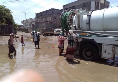 إغاثة الانتقالي ترفع تجمعات مياه الأمطار بجعار (صور)