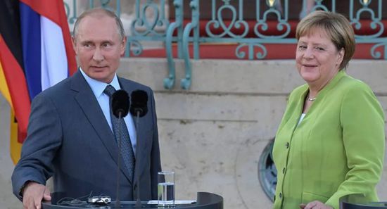 بوتين وميركل يبحثان 4 قضايا خلال اتصال هاتفي أبرزهم مستجدات كورونا