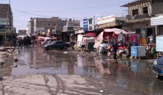 الصرف الصحي يغمر شوارع الحوطة