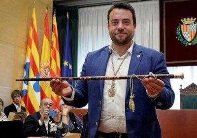  بعد "عضه" لشرطي.. رئيس بلدية إسباني يستقيل من منصبه