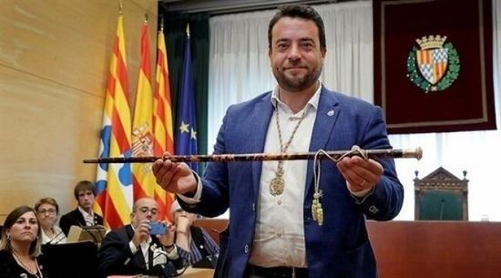  بعد "عضه" لشرطي.. رئيس بلدية إسباني يستقيل من منصبه