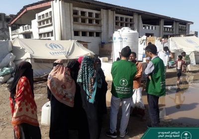 "البرنامج السعودي" يسحب المياه من مخيمات في عدن