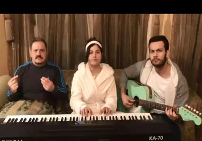 إدوارد يغني مع أبنائه في الحجر المنزلي (فيديو)