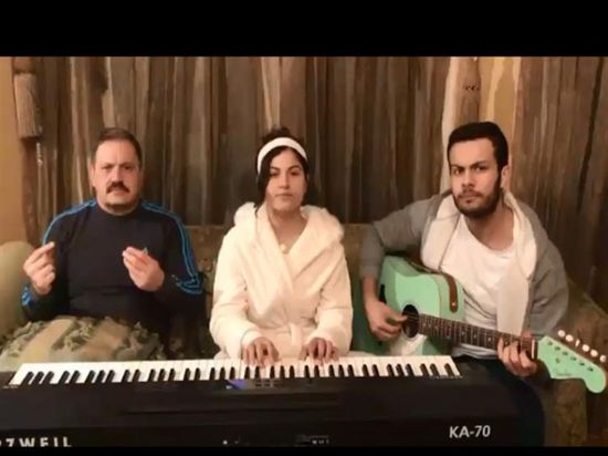 إدوارد يغني مع أبنائه في الحجر المنزلي (فيديو)