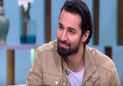 أحمد حاتم يغني لجمهوره من العزل المنزلي (فيديو)