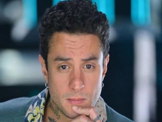 أحمد الفيشاوي يمارس الرياضة من داخل الحجر المنزلي (فيديو)