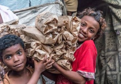 "الغذاء العالمي" يوزع أغذية لمتضرري سيول عدن