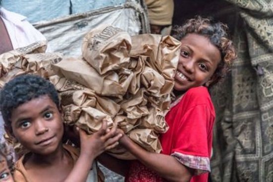 "الغذاء العالمي" يوزع أغذية لمتضرري سيول عدن