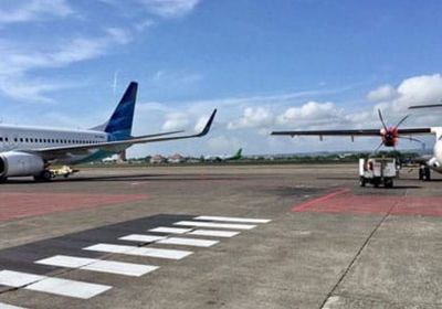  إندونيسيا تعلق الرحلات الجوية والبحرية المحلية لأكثر من شهر