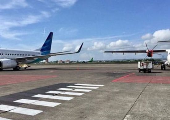  إندونيسيا تعلق الرحلات الجوية والبحرية المحلية لأكثر من شهر