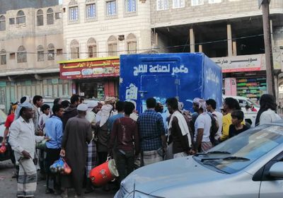 انقطاع الكهرباء يقفز بتجارة الثلج في ردفان  