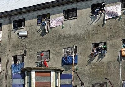 خوفًا من إصابتهم بكورونا.. احتجاجات عارمة في أحد سجون الأرجنتين