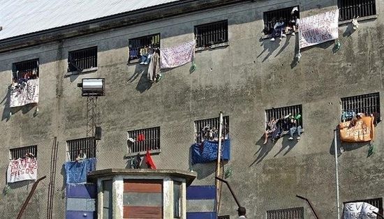 خوفًا من إصابتهم بكورونا.. احتجاجات عارمة في أحد سجون الأرجنتين