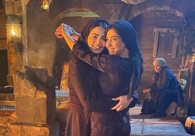 مي عمر بصحبة هنادي مهنا في كواليس "الفتوة"