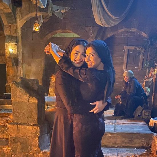 مي عمر بصحبة هنادي مهنا في كواليس "الفتوة"