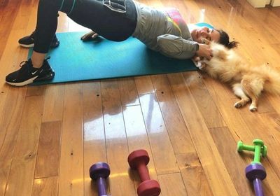 من العزل المنزلي.. إليسا تمارس التمرينات الرياضية مع كلبها