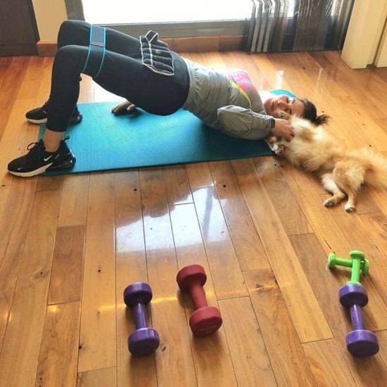 من العزل المنزلي.. إليسا تمارس التمرينات الرياضية مع كلبها