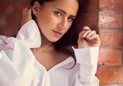 نيللي كريم جذابة بالأبيض في أحدث جلسة تصوير