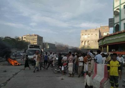 بالصور..احتجاجات في المكلا على انقطاعات الكهرباء