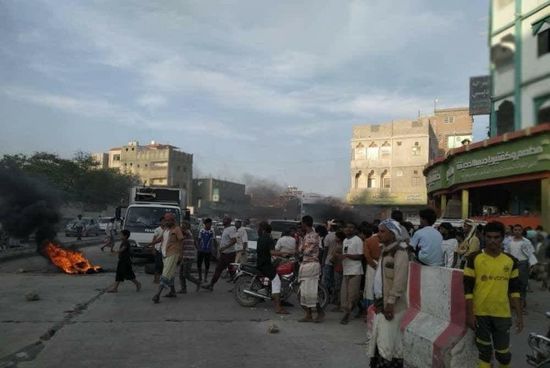 بالصور..احتجاجات في المكلا على انقطاعات الكهرباء