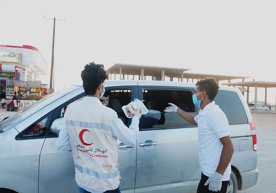 "هلال الإمارات" يدشن "إفطار صائم" في عتق (صور)