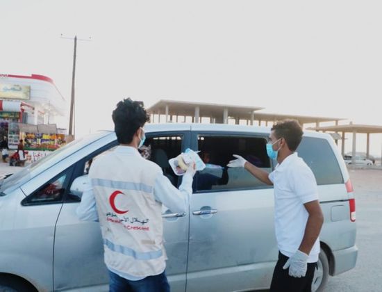 "هلال الإمارات" يدشن "إفطار صائم" في عتق (صور)