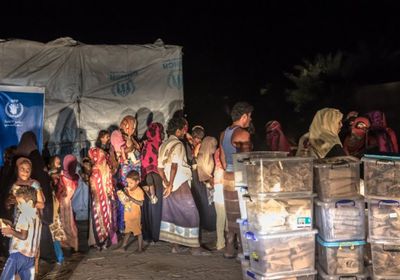 "الغذاء العالمي" يوزع وجبات على نازحي عدن