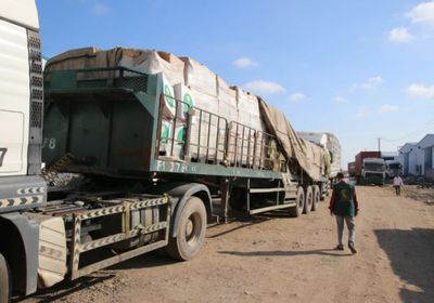 200 خيمة تصل إلى متضرري السيول بعدن (صور)