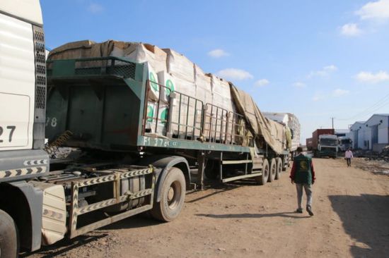 200 خيمة تصل إلى متضرري السيول بعدن (صور)