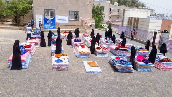 الهجرة الدولية توزع مواد أساسية على النازحين بإب