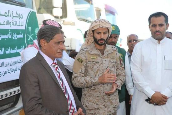 1200 سلة غذائية لمتضرري إجراءات كورونا بحضرموت (صور)